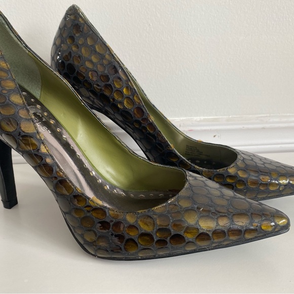 BCBGirl Green Snake Skin Leather Heels - Picture 3 of 11